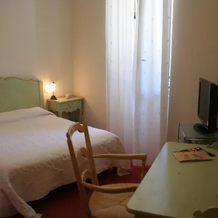 Hotell Les Cigales 3*